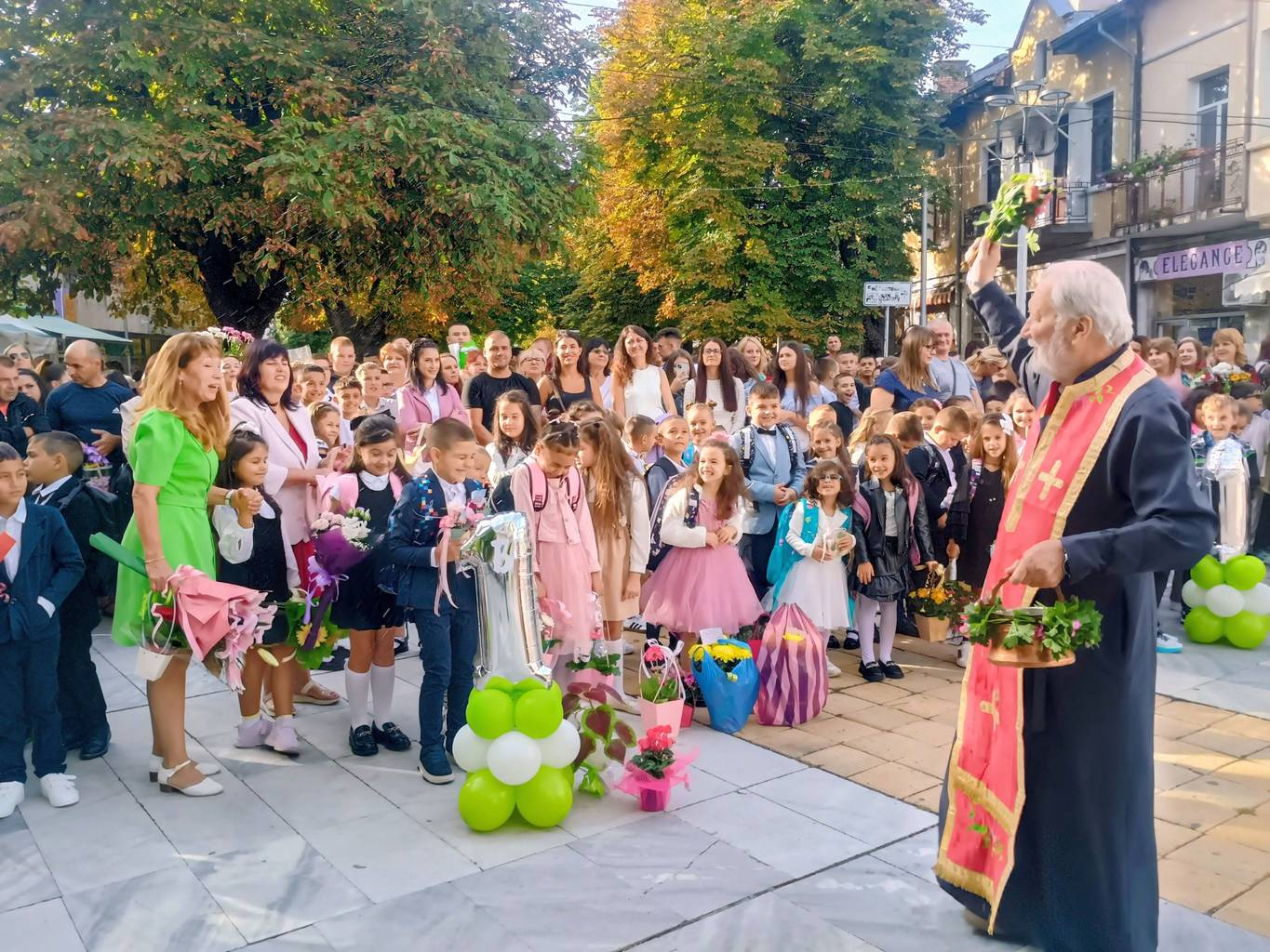 Водосвет за здраве и успешна учебна година отслужи енорийският свещеник на Мездра отец Данаил Цинцарски